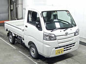 It is a picture of the white daihatsu hijet  truck in 2017,First Photo Stock No.Y013518