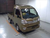 It is a picture of the  khaki  daihatsu hijet  in 2017,First Photo Stock No.Y015889