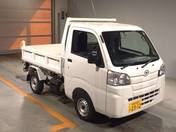 It is a picture of the white daihatsu hijet  in 2017,First Photo Stock No.Y016503