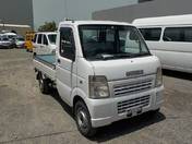 It is a picture of the white suzuki carry truck in 2004,First Photo Stock No.Y017527