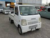 It is a picture of the white suzuki carry truck in 2002,First Photo Stock No.Y018124