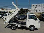 It is a picture of the white daihatsu hijet  dump in 2017,First Photo Stock No.Y018306