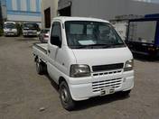 It is a picture of the white suzuki carry truck in 2002,First Photo Stock No.Y018399