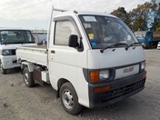 It is a picture of the white daihatsu hijet  scissors dump in 1995,First Photo Stock No.Y018605