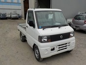 It is a picture of the white nissan clipper truck in 2004,First Photo Stock No.Y020937