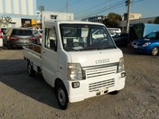 It is a picture of the white suzuki carry truck in 2004,First Photo Stock No.Y021030
