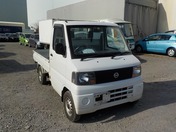 It is a picture of the white nissan clipper truck in 2003,First Photo Stock No.Y021103