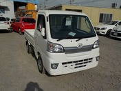 It is a picture of the white daihatsu hijet  truck in 2018,First Photo Stock No.Y021171