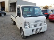 It is a picture of the white suzuki carry truck in 2004,First Photo Stock No.Y021188