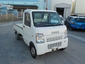 It is a picture of the white suzuki carry truck in 2006,First Photo Stock No.Y021348