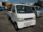 It is a picture of the white suzuki carry truck in 2001,First Photo Stock No.Y022004
