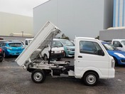 It is a picture of the white suzuki carry dump in 2014,First Photo Stock No.Y022366