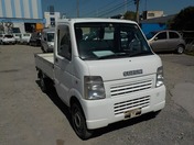 It is a picture of the white suzuki carry truck in 2005,First Photo Stock No.Y022552