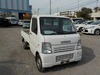 It is a picture of the white suzuki carry truck in 2004,Sub Photo 0 Stock No.Y022721
