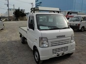 It is a picture of the white suzuki carry truck in 2003,First Photo Stock No.Y022777