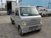 It is a picture of the silver suzuki carry truck in 2002,First Photo Stock No.Y022778