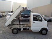 It is a picture of the white suzuki carry dump in 2007,First Photo Stock No.Y023017