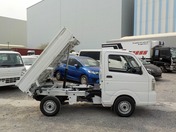 It is a picture of the white suzuki carry dump in 2018,First Photo Stock No.Y023034