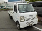 It is a picture of the white suzuki carry truck in 2006,First Photo Stock No.Y023564