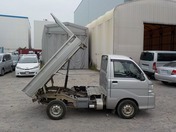 It is a picture of the silver daihatsu hijet dump in 2005,First Photo Stock No.Y023734
