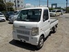 It is a picture of the white suzuki carry truck in 2005,Sub Photo 1 Stock No.Y023827