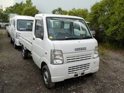 It is a picture of the white suzuki carry truck in 2003,First Photo Stock No.Y024118