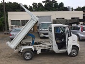 It is a picture of the white suzuki carry dump in 2004,First Photo Stock No.Y024349