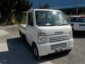 It is a picture of the white suzuki carry truck in 2002,First Photo Stock No.Y025067