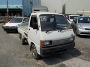 It is a picture of the white daihatsu hijet truck truck in 1993,First Photo Stock No.Y025602