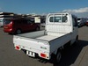 It is a picture of the white suzuki carry truck in 2005,Sub Photo 2 Stock No.Y025854