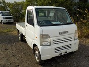 It is a picture of the white suzuki carry truck in 2003,First Photo Stock No.Y026429
