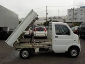 It is a picture of the white suzuki carry dump in 2004,First Photo Stock No.Y026514