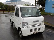 It is a picture of the white suzuki carry truck in 2003,First Photo Stock No.Y026605