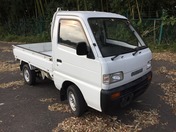 It is a picture of the white suzuki carry truck in 1995,First Photo Stock No.Y026638