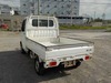 It is a picture of the white suzuki carry truck in 2002,Sub Photo 3 Stock No.Y027925