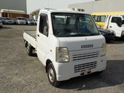 It is a picture of the white suzuki carry truck in 2002,First Photo Stock No.Y027925