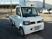 It is a picture of the white nissan clipper truck in 2009,First Photo Stock No.Y028975