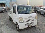 It is a picture of the white suzuki carry truck in 2002,First Photo Stock No.Y029053