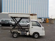 It is a picture of the white daihatsu hijet scissors dump in 2007,First Photo Stock No.Y029341