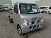 It is a picture of the silver suzuki carry truck in 2002,First Photo Stock No.Y029408