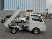 It is a picture of the white daihatsu hijet dump in 2020,First Photo Stock No.Y029535