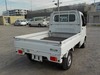 It is a picture of the white suzuki carry truck in 2005,Sub Photo 3 Stock No.Y029606
