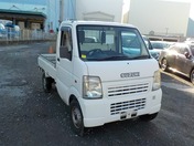 It is a picture of the white suzuki carry truck in 2002,First Photo Stock No.Y029733
