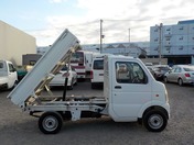 It is a picture of the white suzuki carry dump in 2011,First Photo Stock No.Y029893