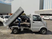 It is a picture of the white suzuki carry dump in 2007,First Photo Stock No.Y030447