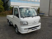 It is a picture of the white daihatsu hijet truck in 2002,First Photo Stock No.Y030936