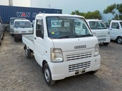 It is a picture of the white suzuki carry truck in 2004,First Photo Stock No.Y031188