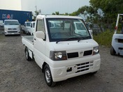 It is a picture of the white nissan clipper truck in 2003,First Photo Stock No.Y031199