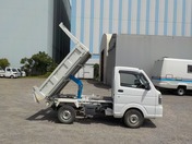 It is a picture of the white suzuki carry dump in 2014,First Photo Stock No.Y031421