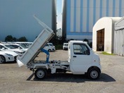It is a picture of the white suzuki carry dump in 2012,First Photo Stock No.Y031587